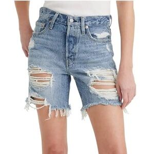 NWT LEVIS MID THIGH DISTRESSED DENIM SHORTS MEDIUM WASH SIZE 30
